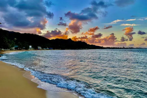 Golden sunset along the Hawaiian coast