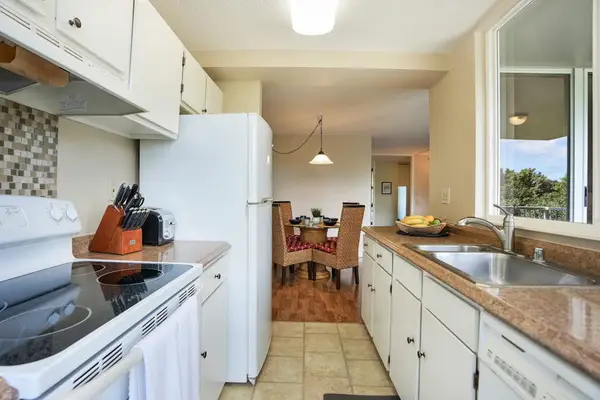 Fully Equipped Kitchen With Dining Nook