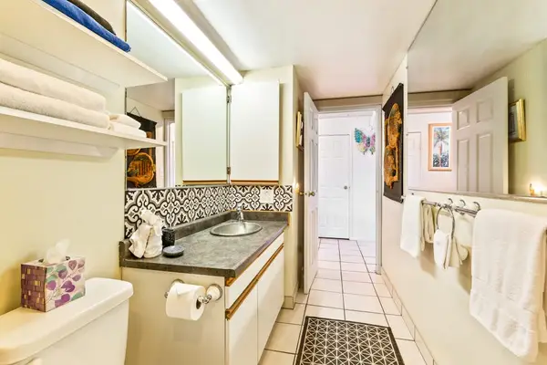 Fresh And Functional Full Bathroom