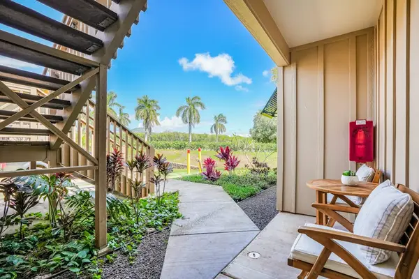 Tropical Courtyard With Resort Charm