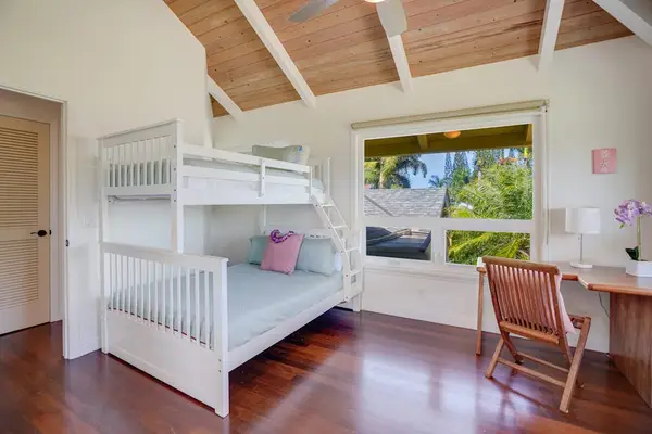 Double and single bunk bed room with views