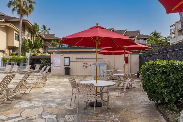 Shared Outdoor Patio & Lounge Area