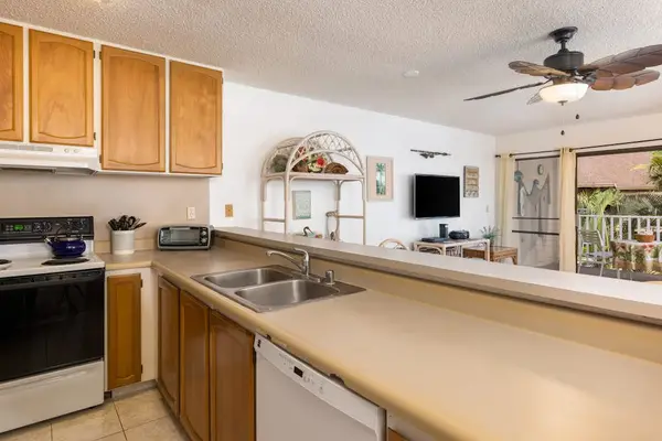 Fully Equipped Kitchen with Breakfast Bar