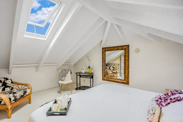 Dreamy King Loft With Skylight Charm