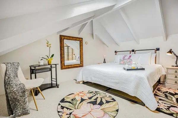 Peaceful King Loft Under The Skylight