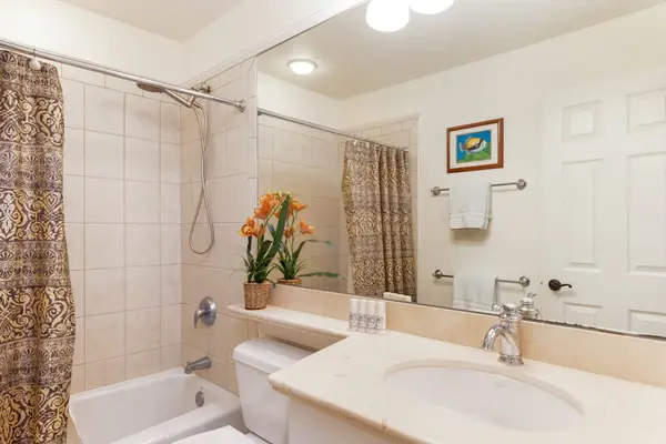 Full bathroom with modern finishes