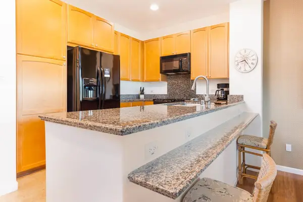 Large kitchen with breakfast bar