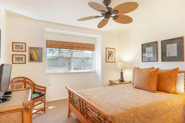 Cozy bedroom with island-inspired décor