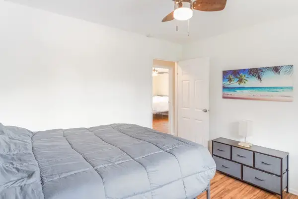 Queen bedroom with ceiling fan.