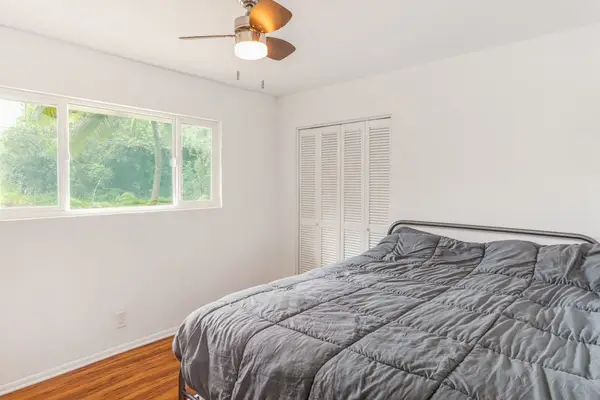 Queen bedroom with ceiling fan.