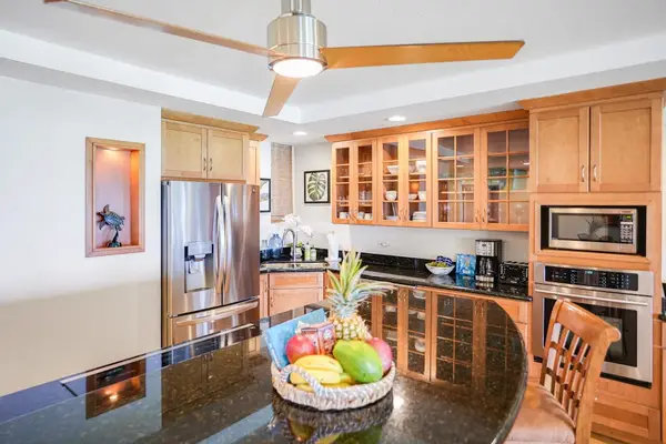 Well-equipped kitchen for effortless island dining