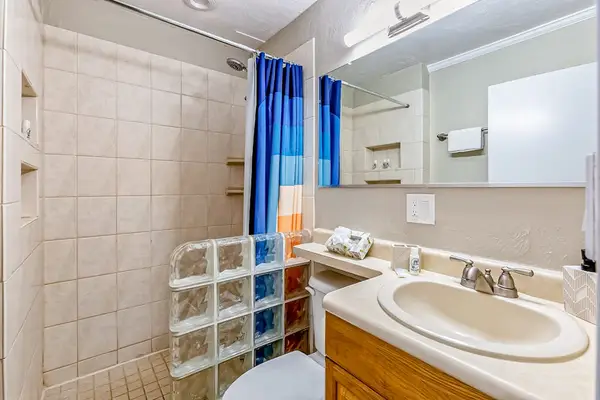 Bright And Refreshing Bathroom Retreat