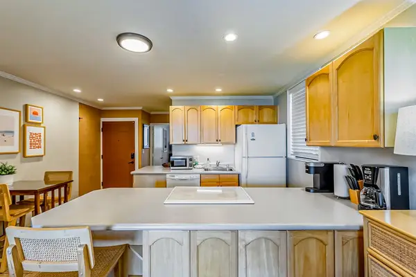 Chef Ready Kitchen With Spacious Island Bar