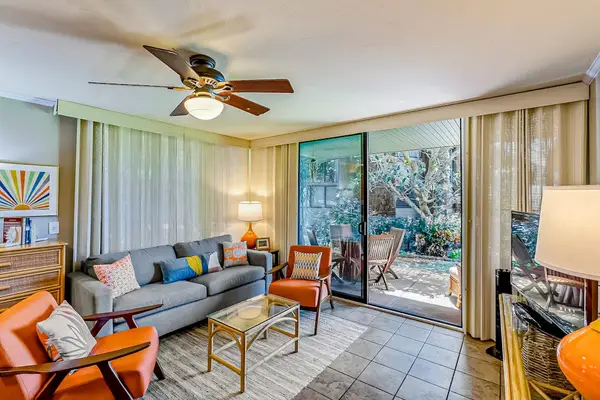 Bright Island Living Room Made For Relaxing