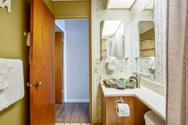 Master bathroom with tub/shower combo.
