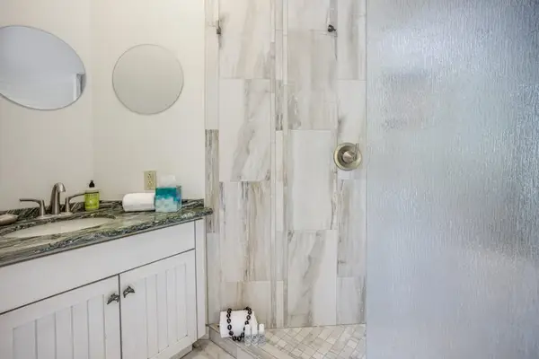 Guest bathroom with a spacious vanity and modern finishes.