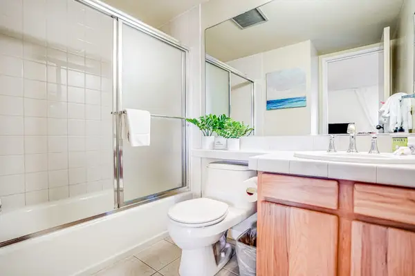 Fresh And Spotless Full Bathroom