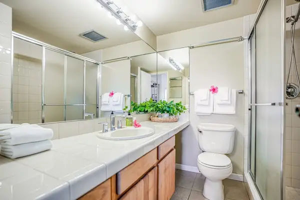 Modern Full Bathroom With Vanity