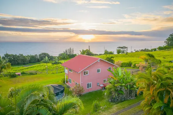 Charming Hillside Home At Sunset