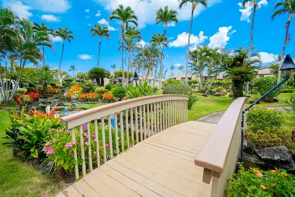 Scenic Garden Bridge Surrounded By Tropical Blooms