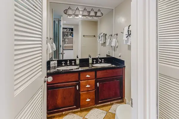 Double vanity with large mirror