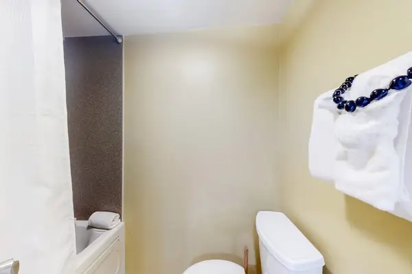 Freshen up comfortably in this clean and convenient full bathroom