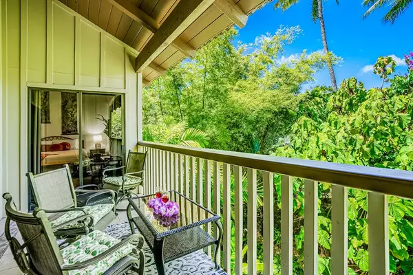 Lanai views of lush tropical foliage.