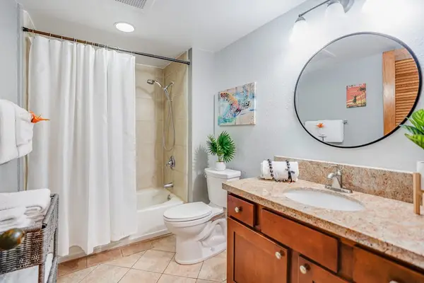 Refresh and recharge in this bright, beautifully appointed full bathroom