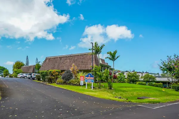 Welcome to Puamana Community Entrance & Landscaped Grounds