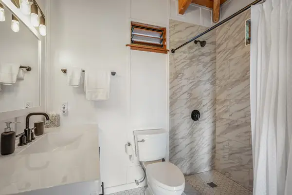 Full bathroom with modern finishes for everyday comfort