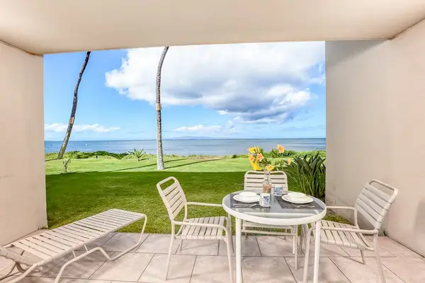 Oceanfront lanai perfect for outdoor dining