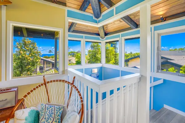 Panoramic views and local island decor.