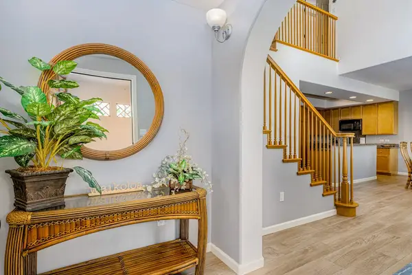 Grand Entry With Island Charm