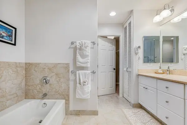 Bright And Spacious Ensuite Bathroom