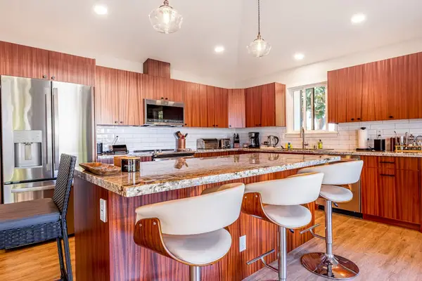 Fully Equipped Kitchen with Breakfast Bar Seating