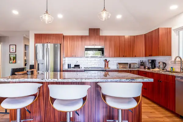 Spacious Kitchen Island & Breakfast Bar