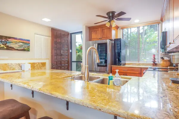 Spacious Kitchen Island Counter & Breakfast Bar