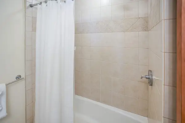 Relax In A Refreshing Full Bathroom
