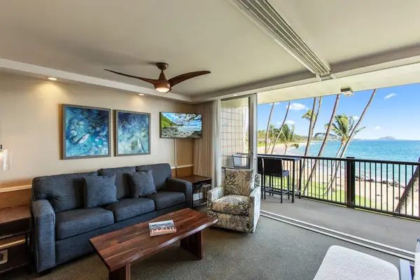 Cozy Tropical Living Room Designed For Restful Evenings