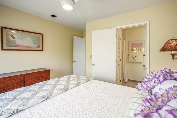 Spacious Bedroom With Relaxing Island Comfort