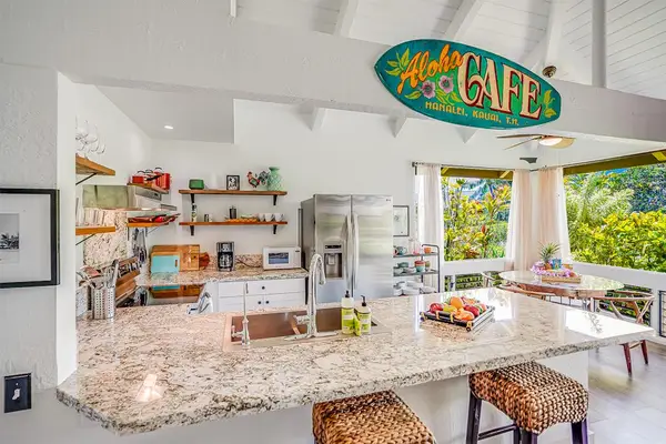 Well-equipped gourmet kitchen