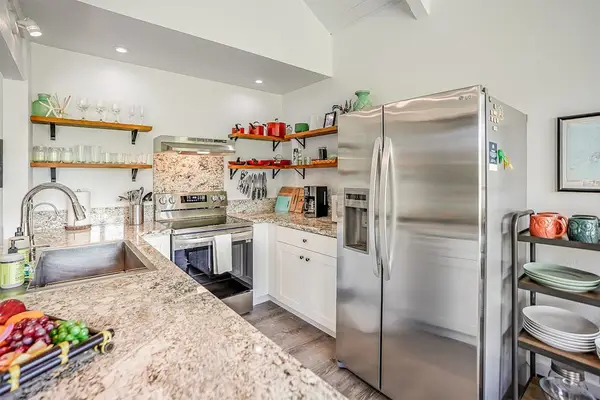 Fully equipped kitchen for home cooking