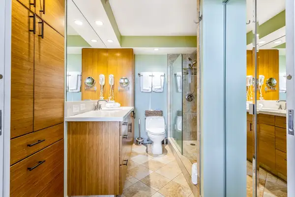 Refresh in the Spacious Full Bathroom