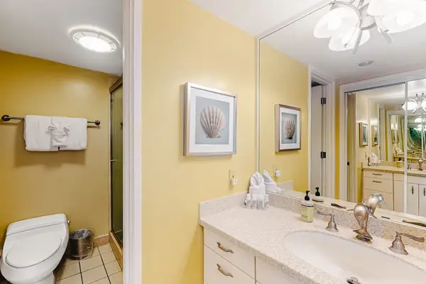 Freshen up easily in this bright and convenient full bathroom