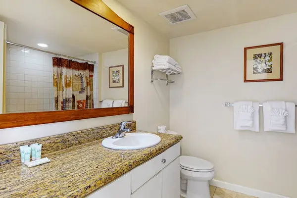 Bathroom with a large mirror for your daily routine.