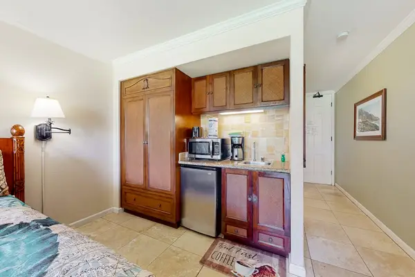 Kitchenette Equipped For Island Favorites