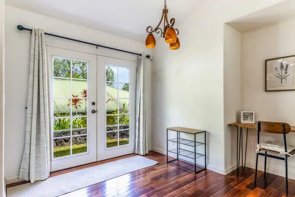 Sunny Living With Garden Access