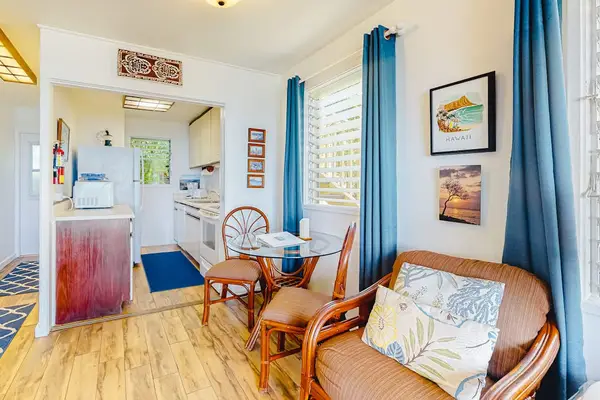 Welcoming Island Style Entry