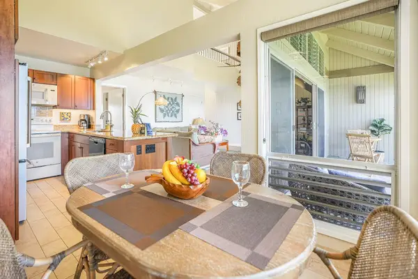 Gather around the table for memorable island meals.