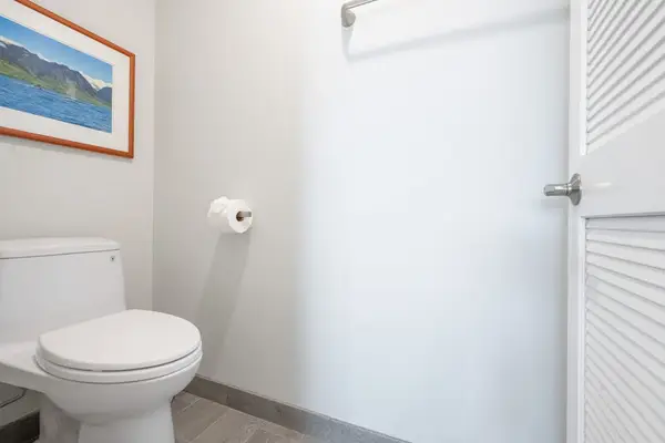 Convenient bathroom with a clean and functional layout